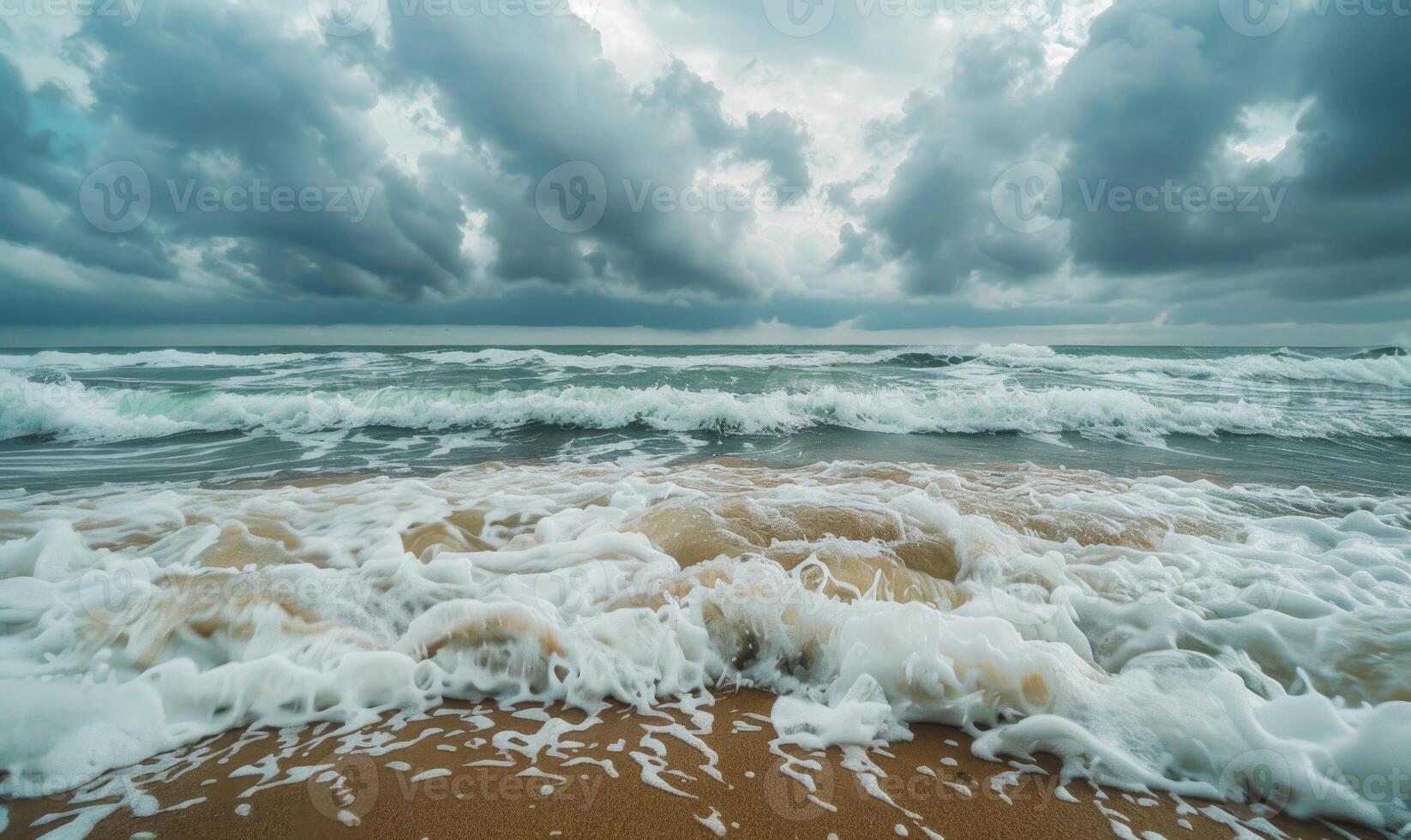 une pluvieux journée à le plage, vagues s'écraser contre le rive et pluie des nuages qui se profile aérien photo