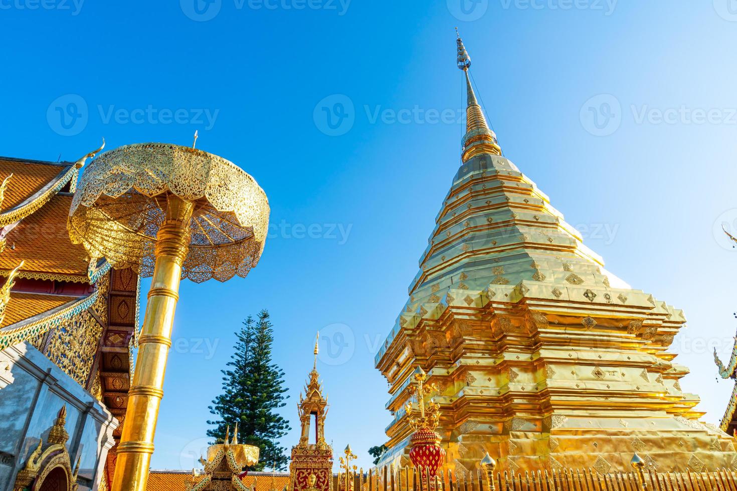 belle monture dorée au temple de wat phra that doi suthep. photo