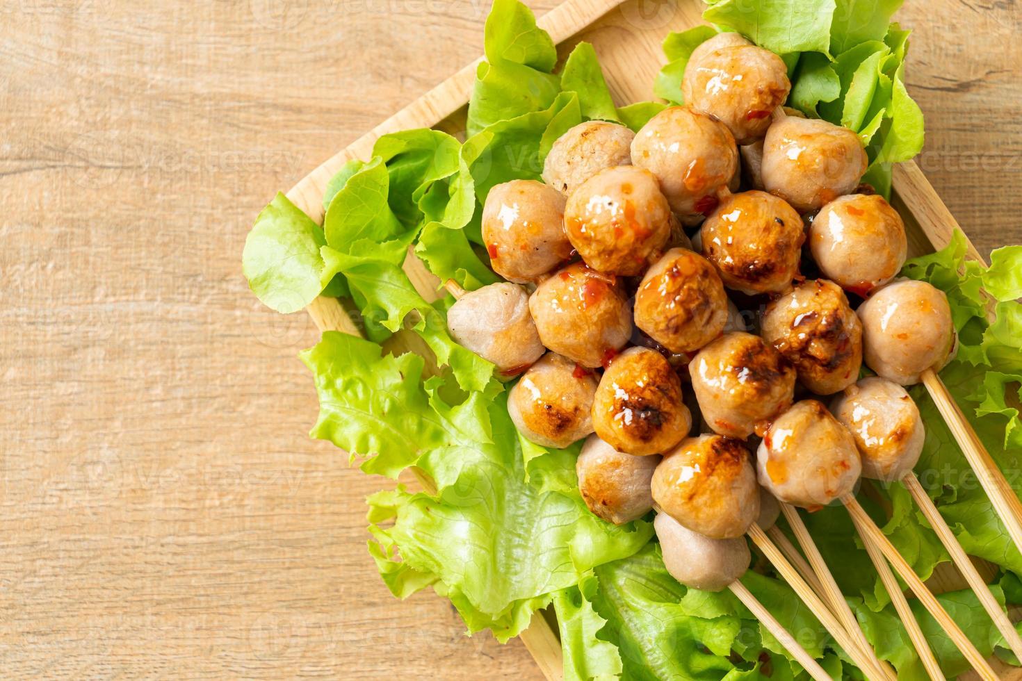 brochette de boulettes de viande grillées à la sauce piquante photo