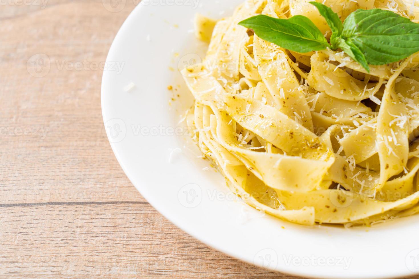 pâtes fettuccine au pesto avec du parmesan sur le dessus photo