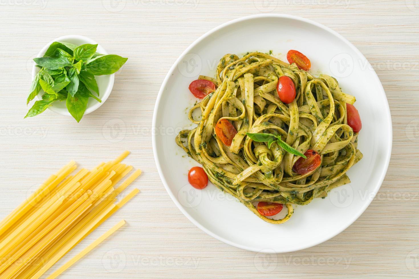 pâtes spaghetti fettuccine avec sauce pesto et tomates photo