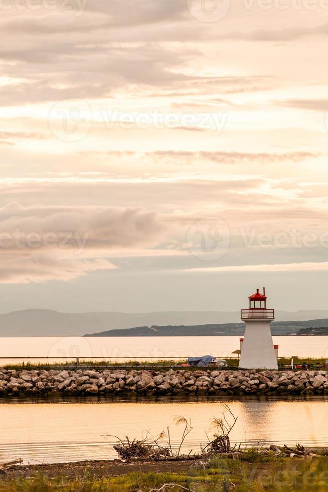 Phare rétroéclairé en Gaspésie photo