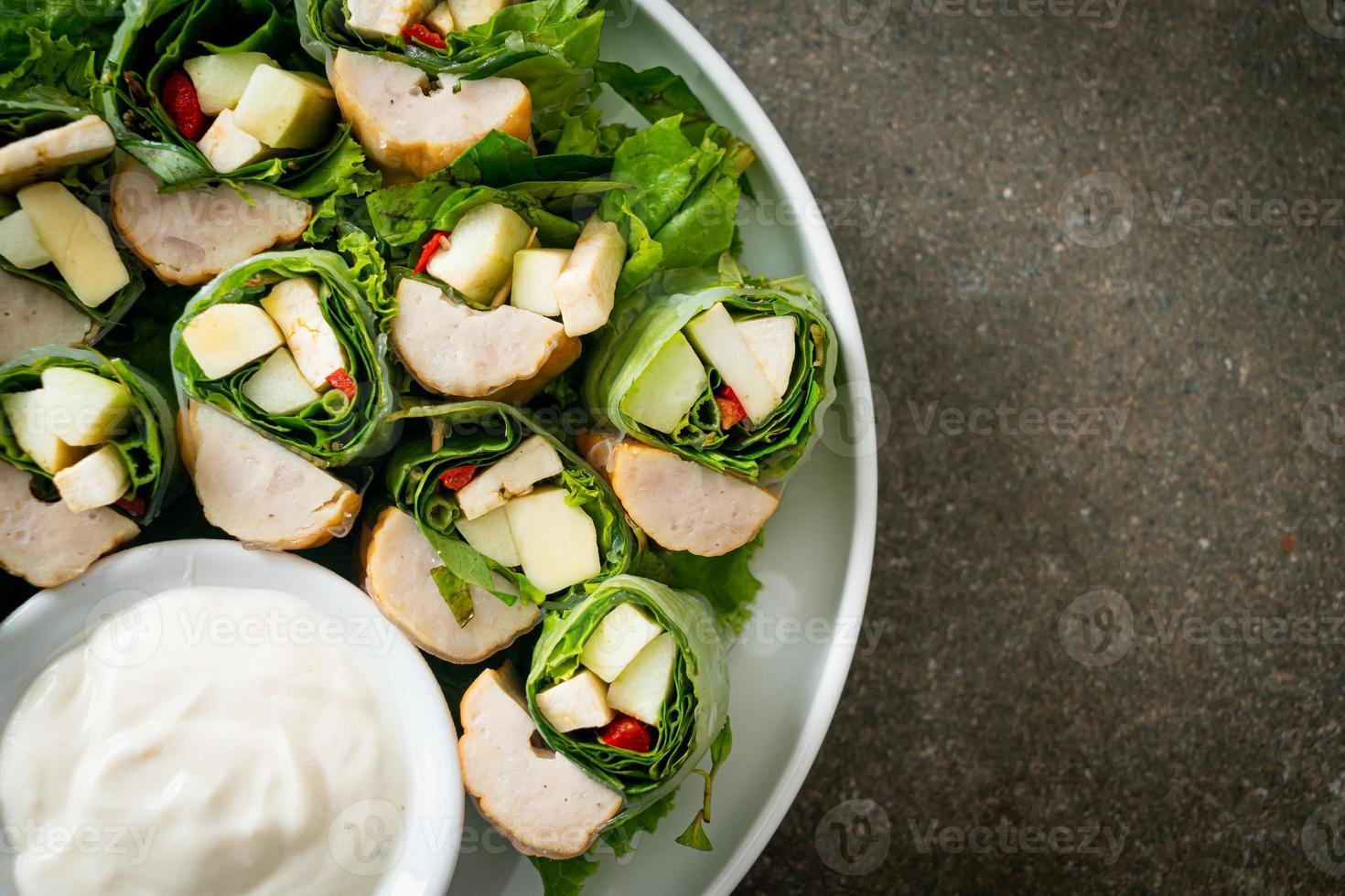 wrap aux légumes ou rouleaux de salade avec sauce crémeuse à la salade photo