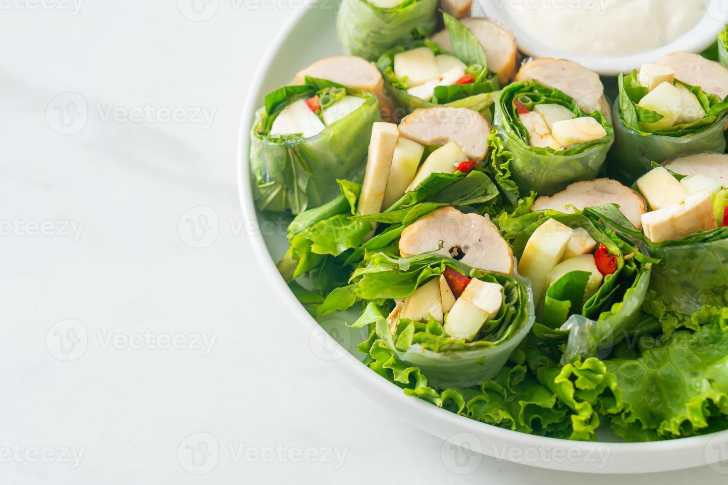 wrap aux légumes ou rouleaux de salade avec sauce crémeuse à la salade photo