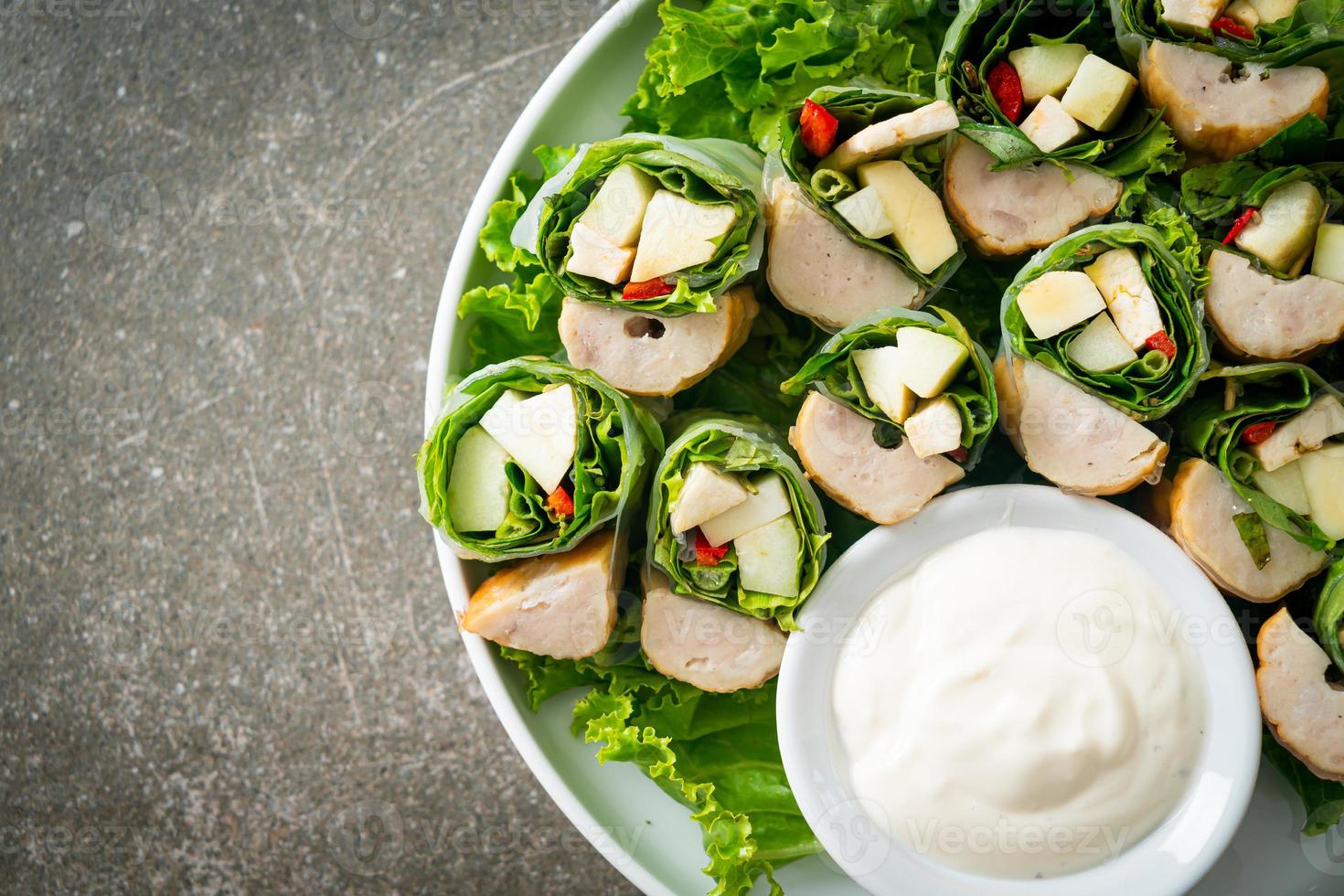 wrap aux légumes ou rouleaux de salade avec sauce crémeuse à la salade photo