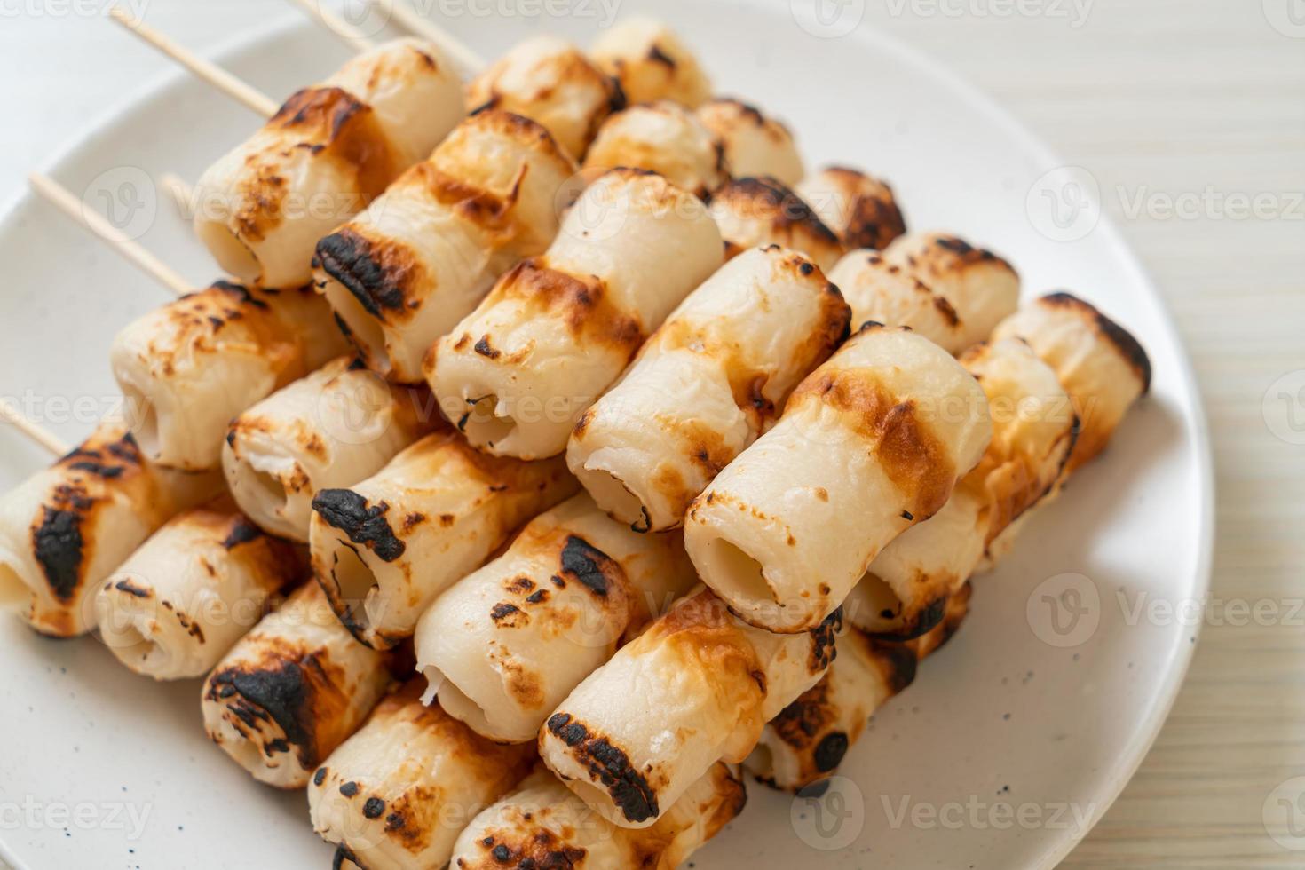 brochette de gâteau de pâte de poisson en forme de tube grillé ou brochette de calmar en tube photo