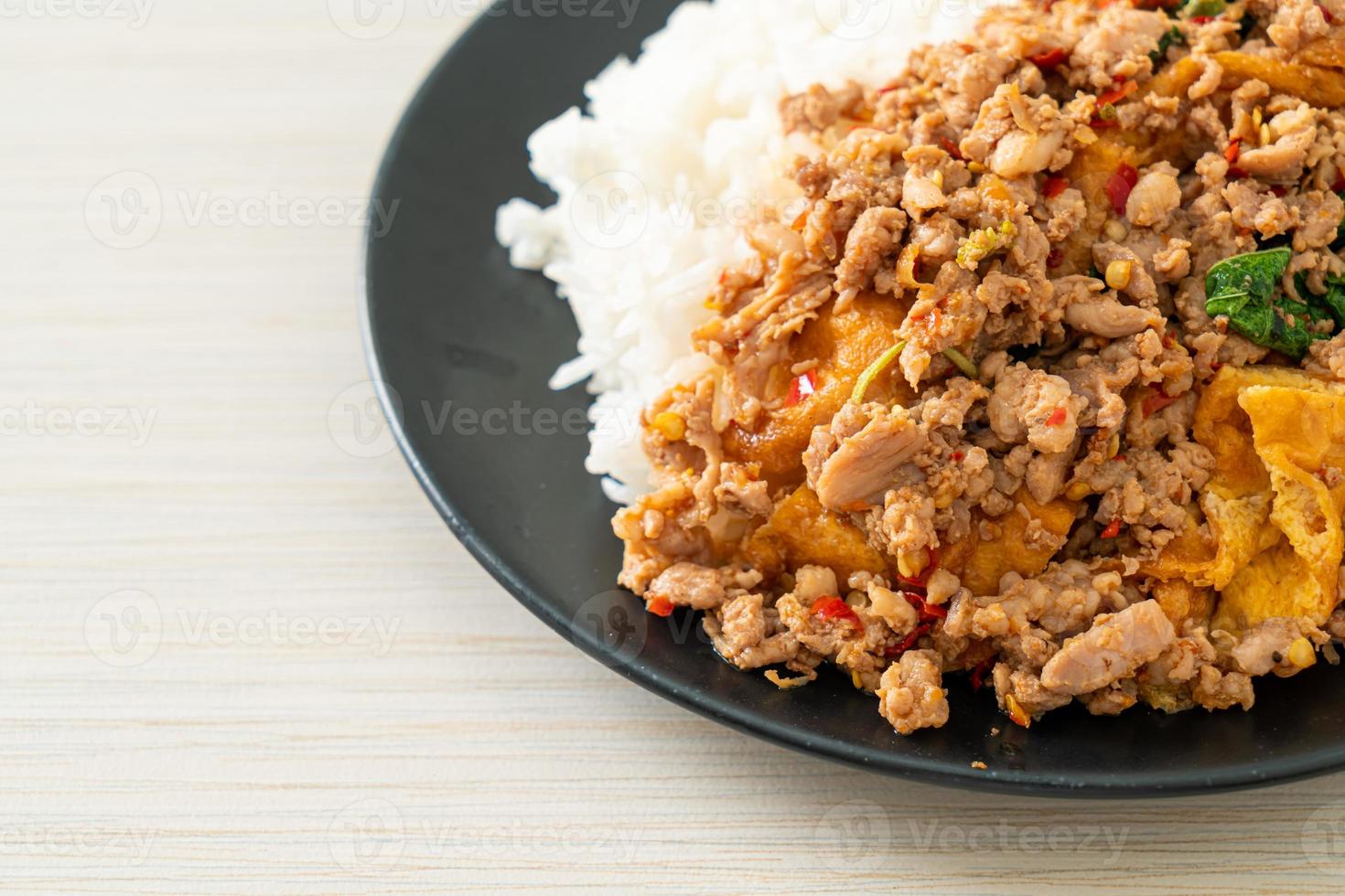 porc haché sauté au basilic et œuf garni de riz photo