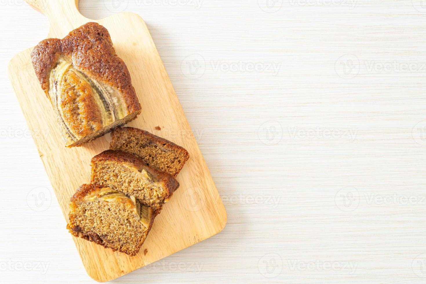 gâteau à la banane sur planche de bois photo