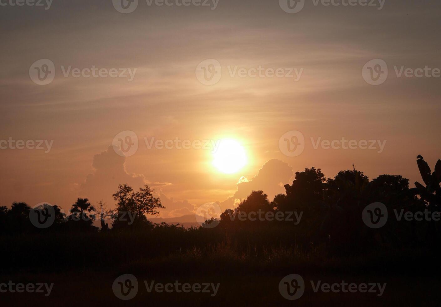 Orange à coucher de soleil, magnifique avec des nuages photo