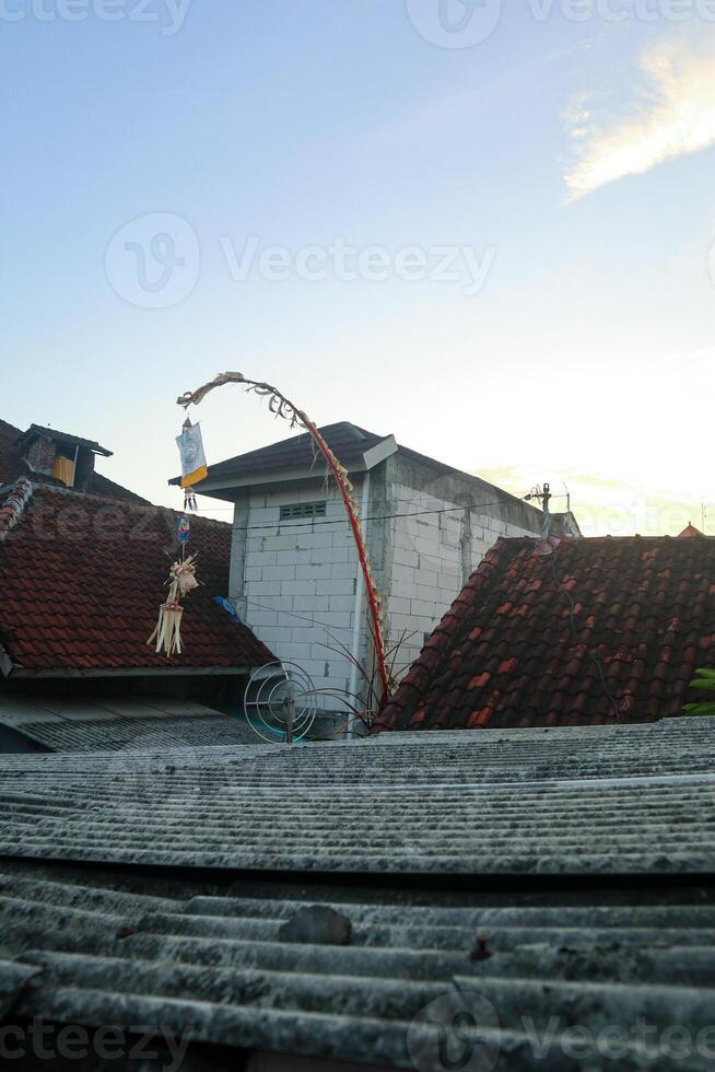 une photo pris dans le après midi au dessus le maison