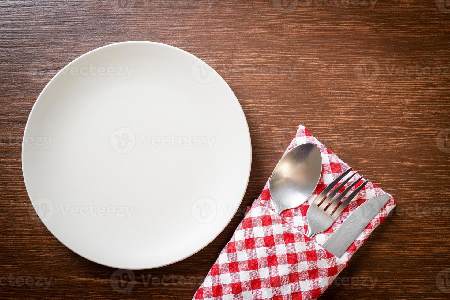 assiette ou plat vide avec couteau, fourchette et cuillère photo