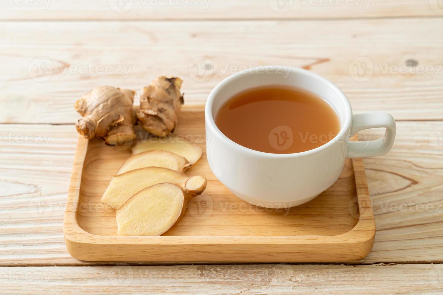 verre de jus de gingembre frais et chaud photo