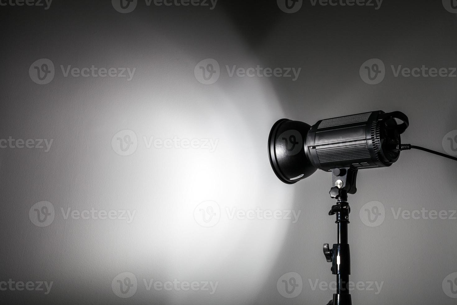 forme blanche et lumineuse créée avec des flashs de lumière de studio photo