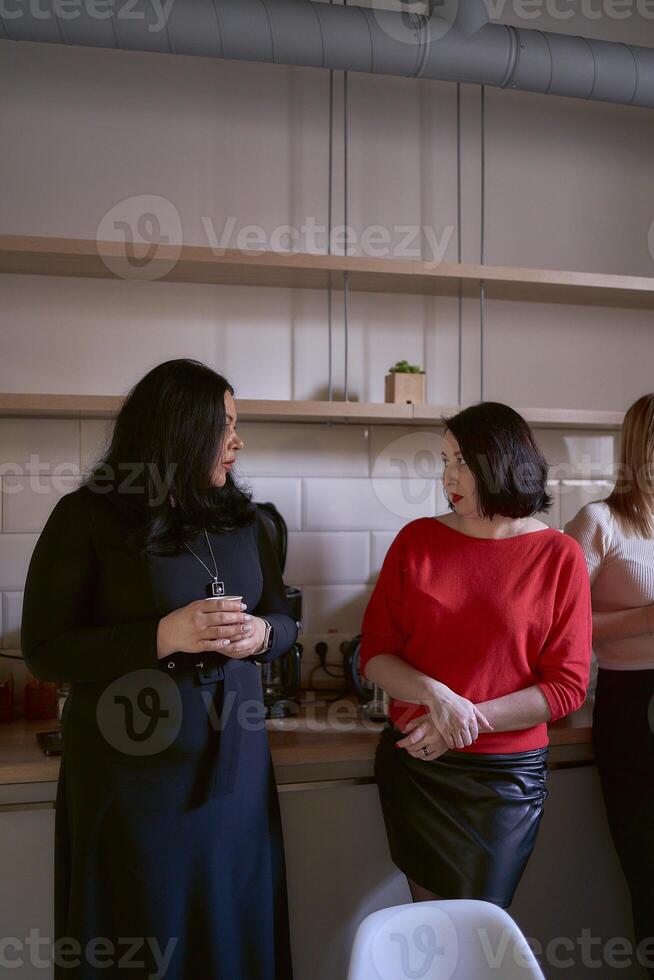 deux femmes parlant plus de café dans le Bureau cuisine photo