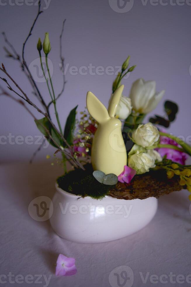 Pâques fleur arrangement avec une céramique lapin dans une minimaliste style photo