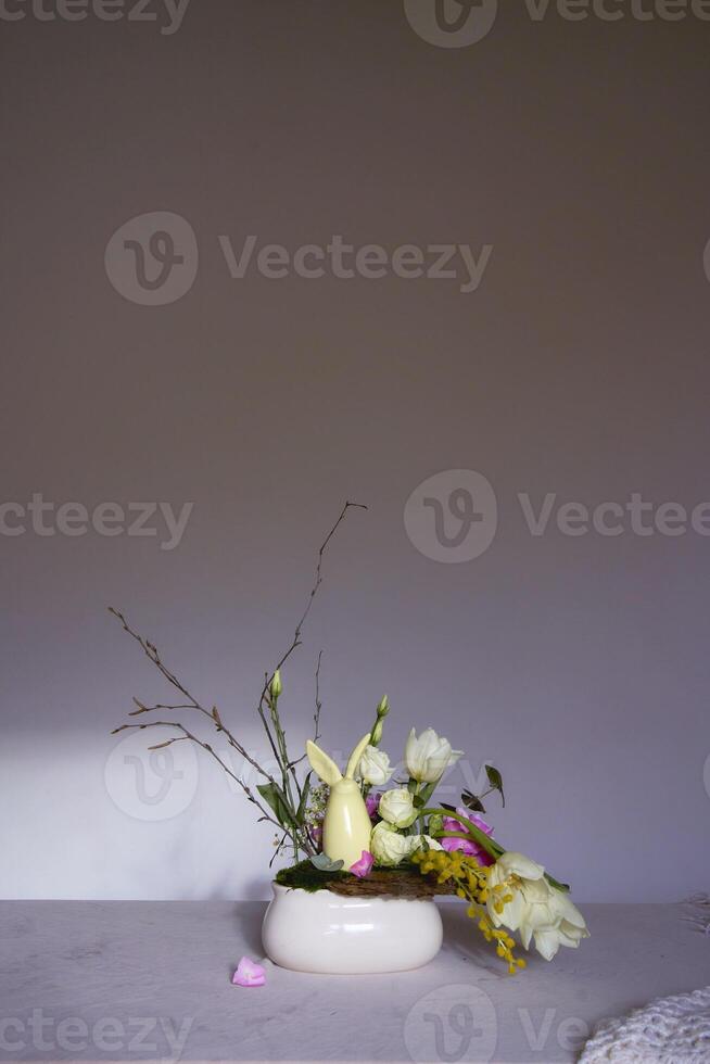 Pâques fleur arrangement avec une céramique lapin dans une minimaliste style photo