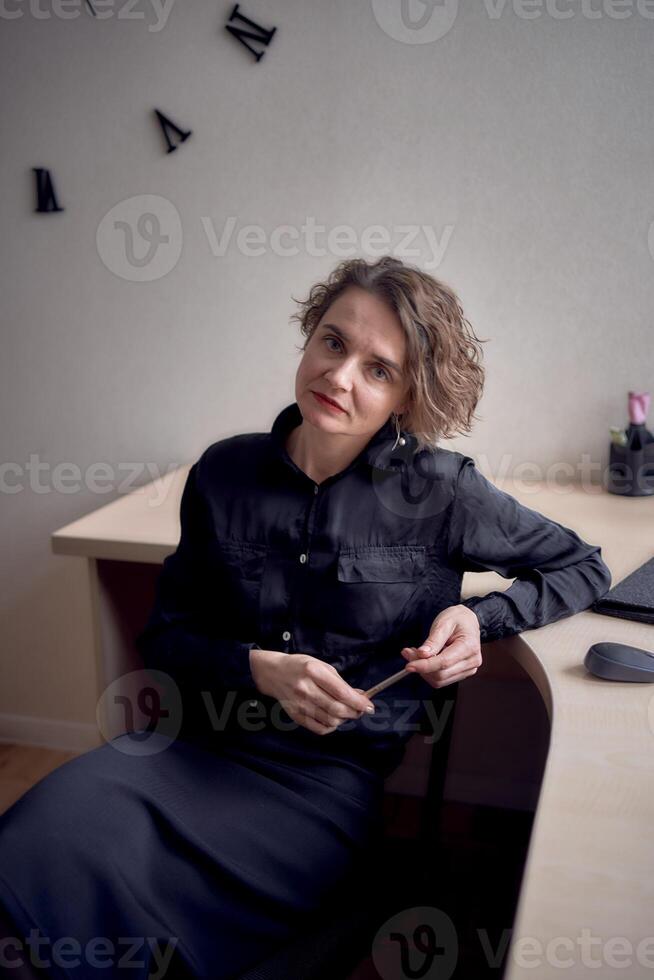 femme avec portable travail dans Bureau photo