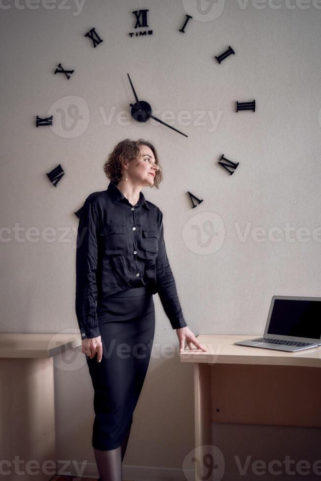 femme avec portable travail dans Bureau photo