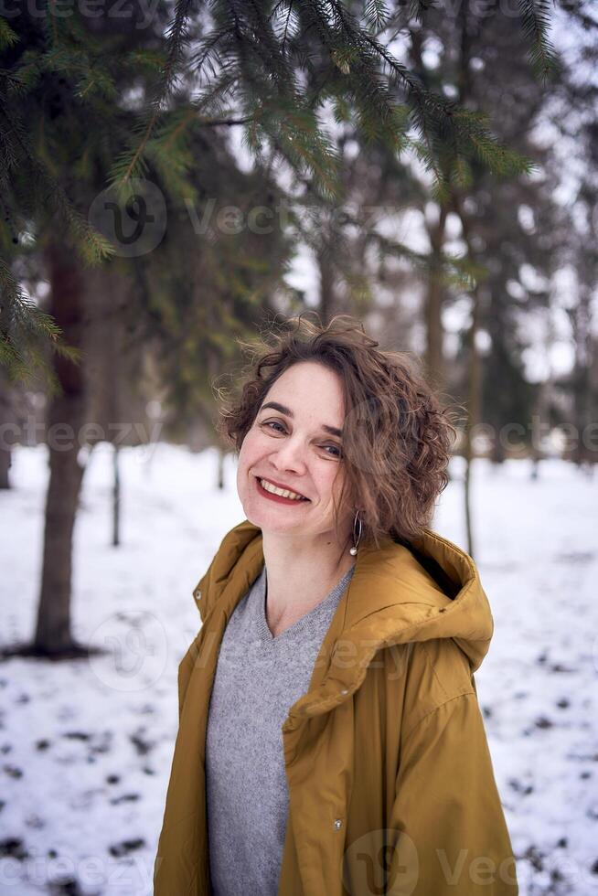 femme dans Jaune manteau dans le forêt photo