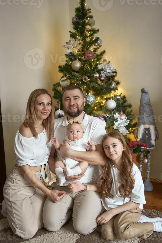 famille célébrer Nouveau année veille à Accueil photo