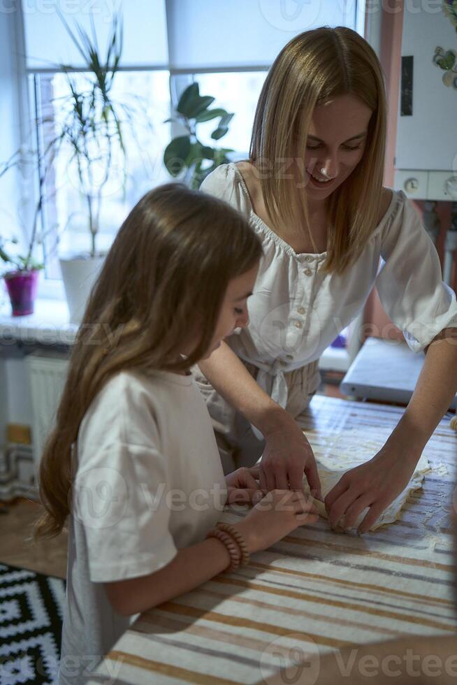 famille cuisiniers des croissants dans le cuisine photo