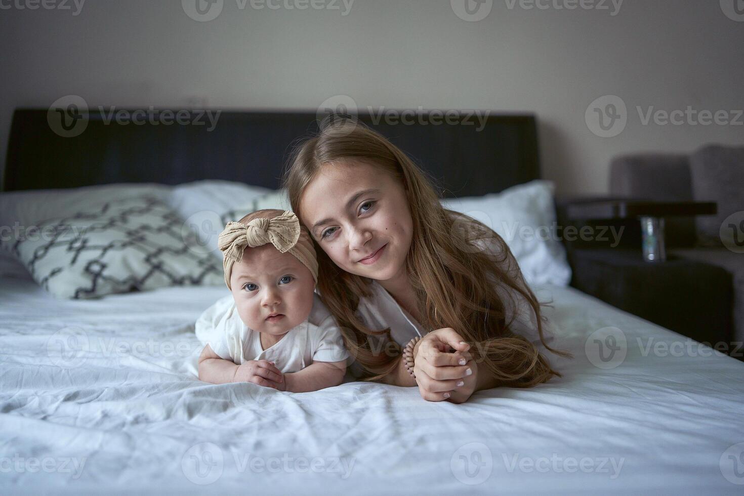 adolescent fille avec sa bébé sœur photo