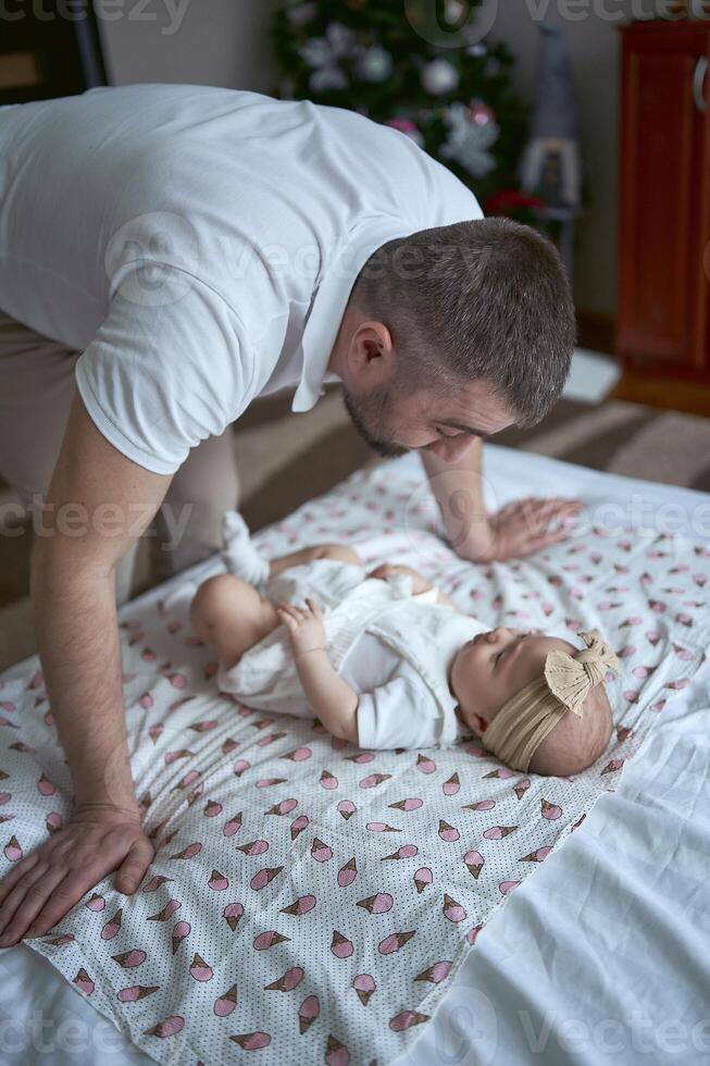 père pièces avec le sien fille photo