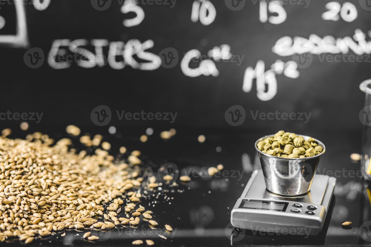 sciences de la bière. tableau noir avec graphique, données et spécifications, houblon, grains et échelle pour le processus de production photo