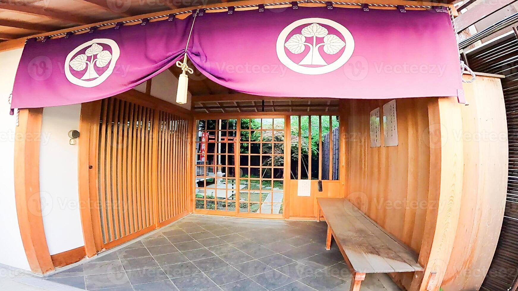 une temple dans une caché emplacement. une temple dans Hatsudaï, Shibuya salle, Tokyo, Japon. cette est une séparé temple de rurizan yakuoin ioji temple photo