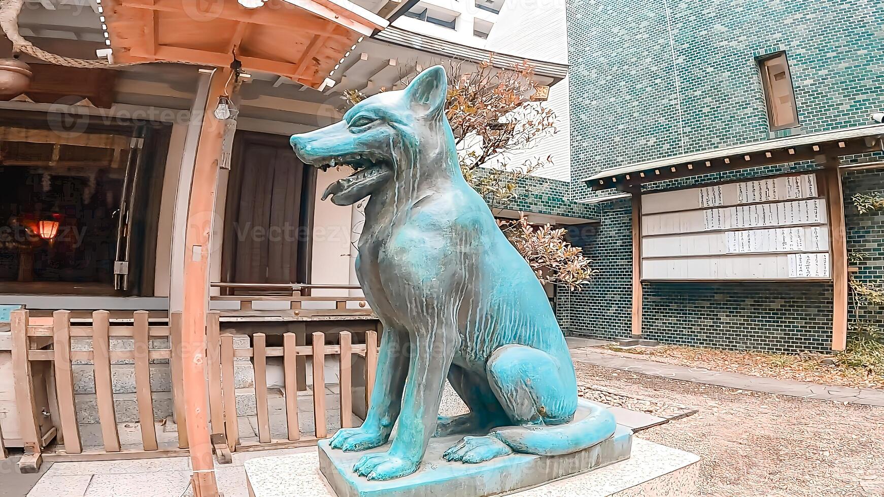 Japonais Loup Gardien chien et sanctuaire.miyamasu mitake tombeau est une tombeau dans Shibuya salle, Tokyo, Japon. là est une Gardien chien cette est mentionné à être modelé après le disparu Japonais loup. photo