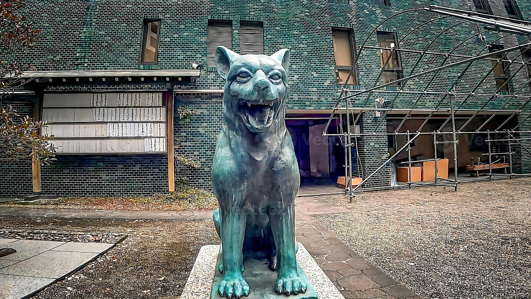 Japonais Loup Gardien chien et sanctuaire.miyamasu mitake tombeau est une tombeau dans Shibuya salle, Tokyo, Japon. là est une Gardien chien cette est mentionné à être modelé après le disparu Japonais loup. photo