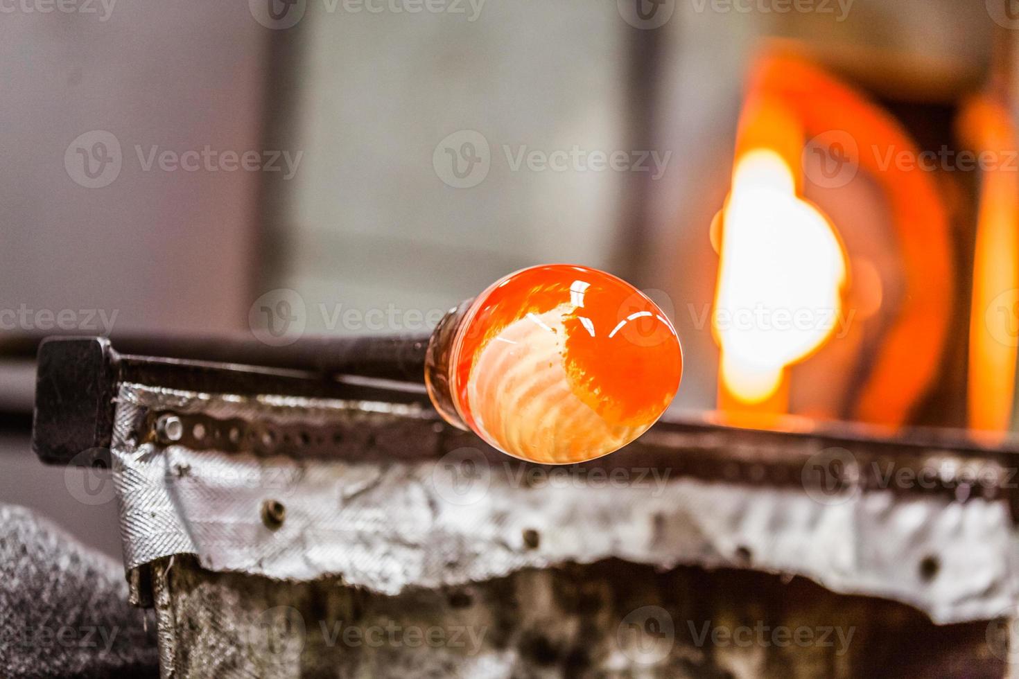 pièce de soufflage de verre et four en arrière-plan photo