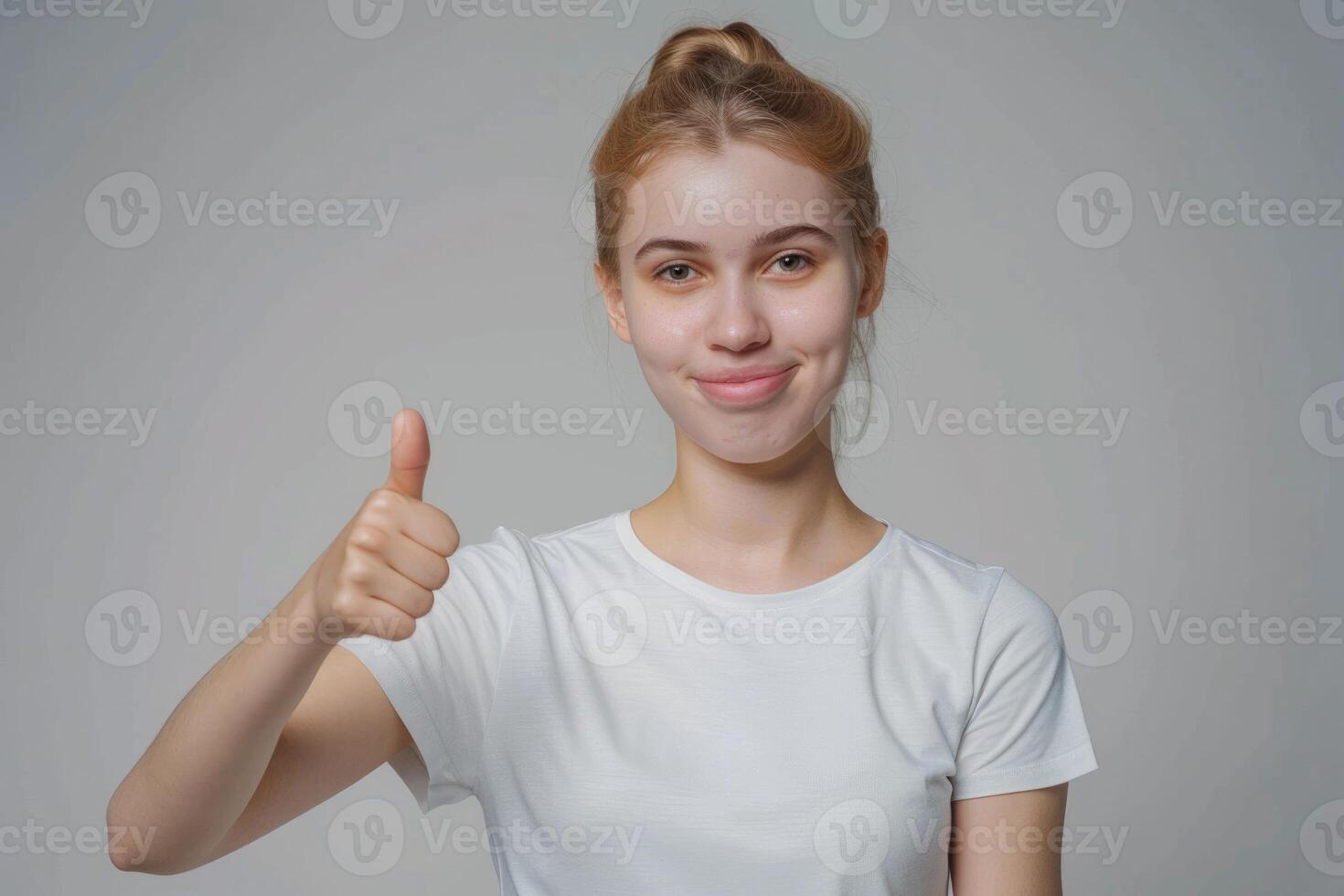 caucasien fille dans blanc chemise donne les pouces en haut pour qualité. photo