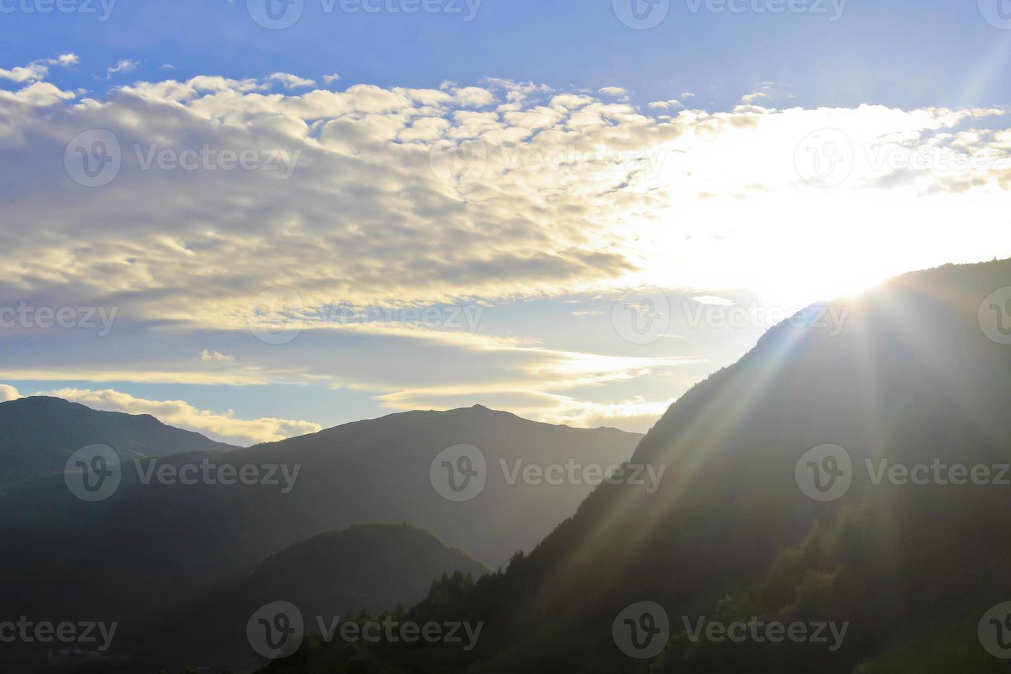 coucher de soleil spectaculaire au-dessus des montagnes et des vallées à hemsedal, buskerud, norvège. photo