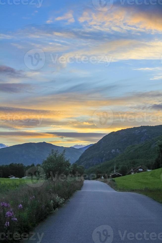 coucher de soleil spectaculaire au-dessus des montagnes et des vallées dans le magnifique hemsedal, en norvège. photo