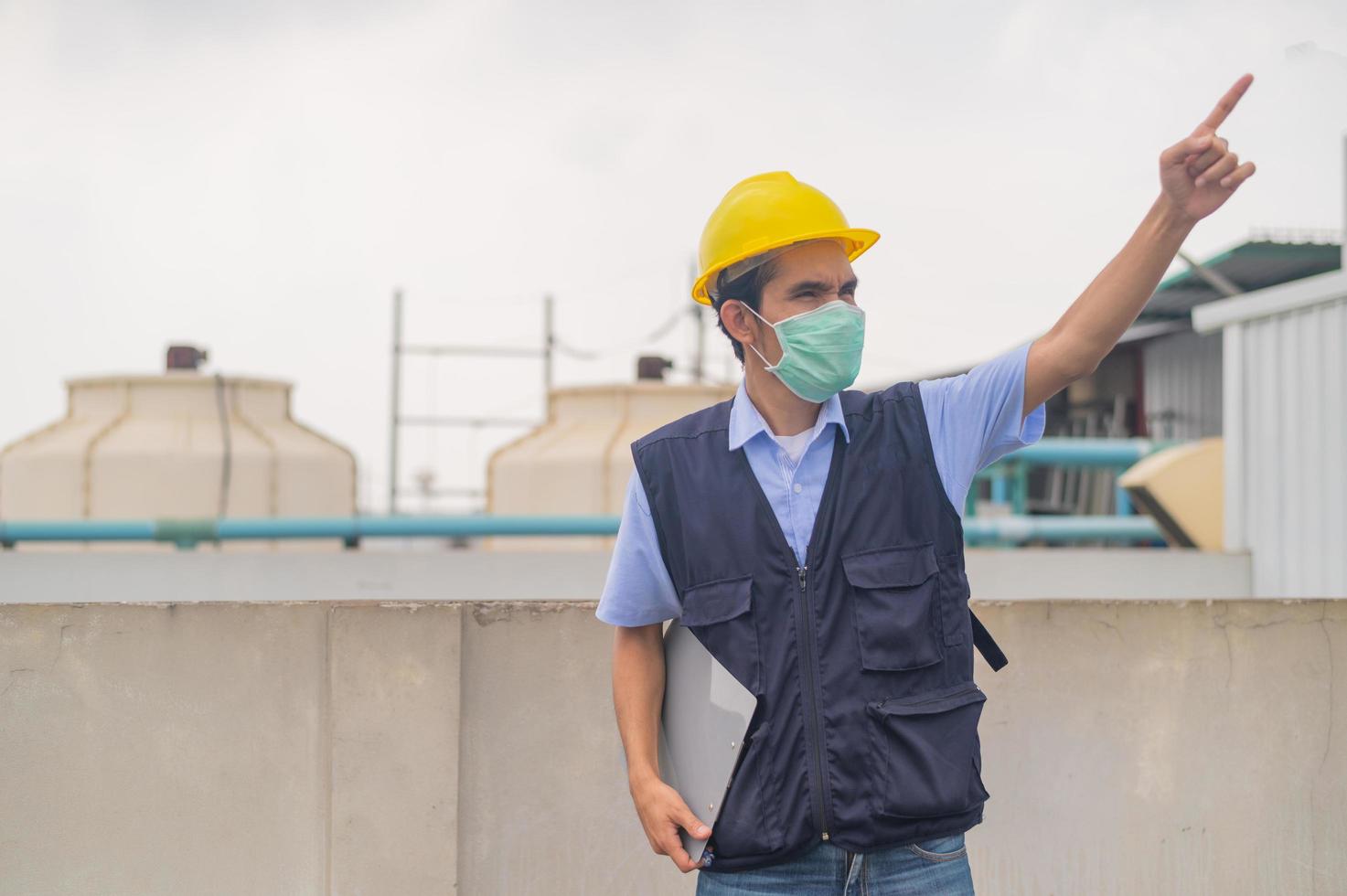 un ingénieur debout sur le toit du bâtiment de production montre son engagement et son succès photo