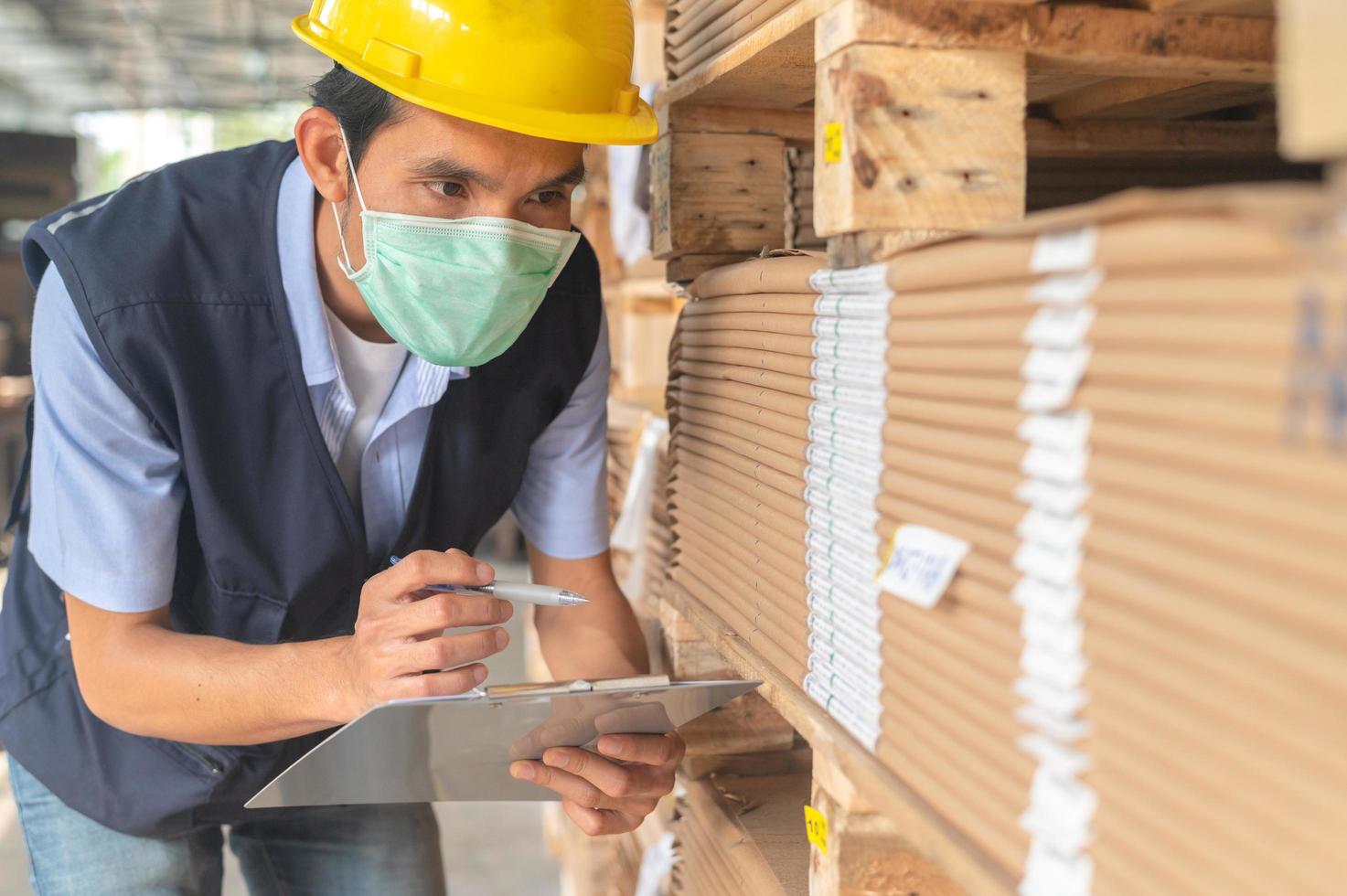 travailleur vérifiant l'inventaire des matières premières en usine photo