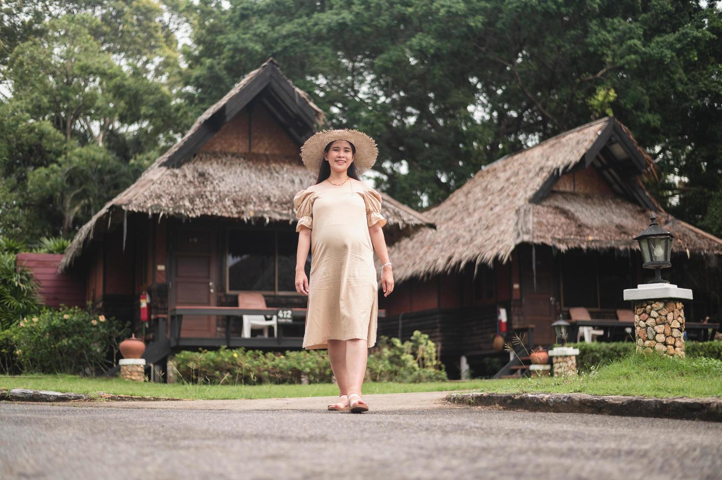 les femmes enceintes voyagent des vacances de villégiature heureuses photo