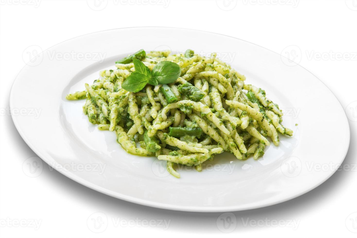 assiette de pâtes trofie au pesto génois photo