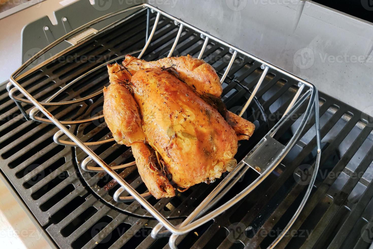 poulet entier au barbecue au gaz photo