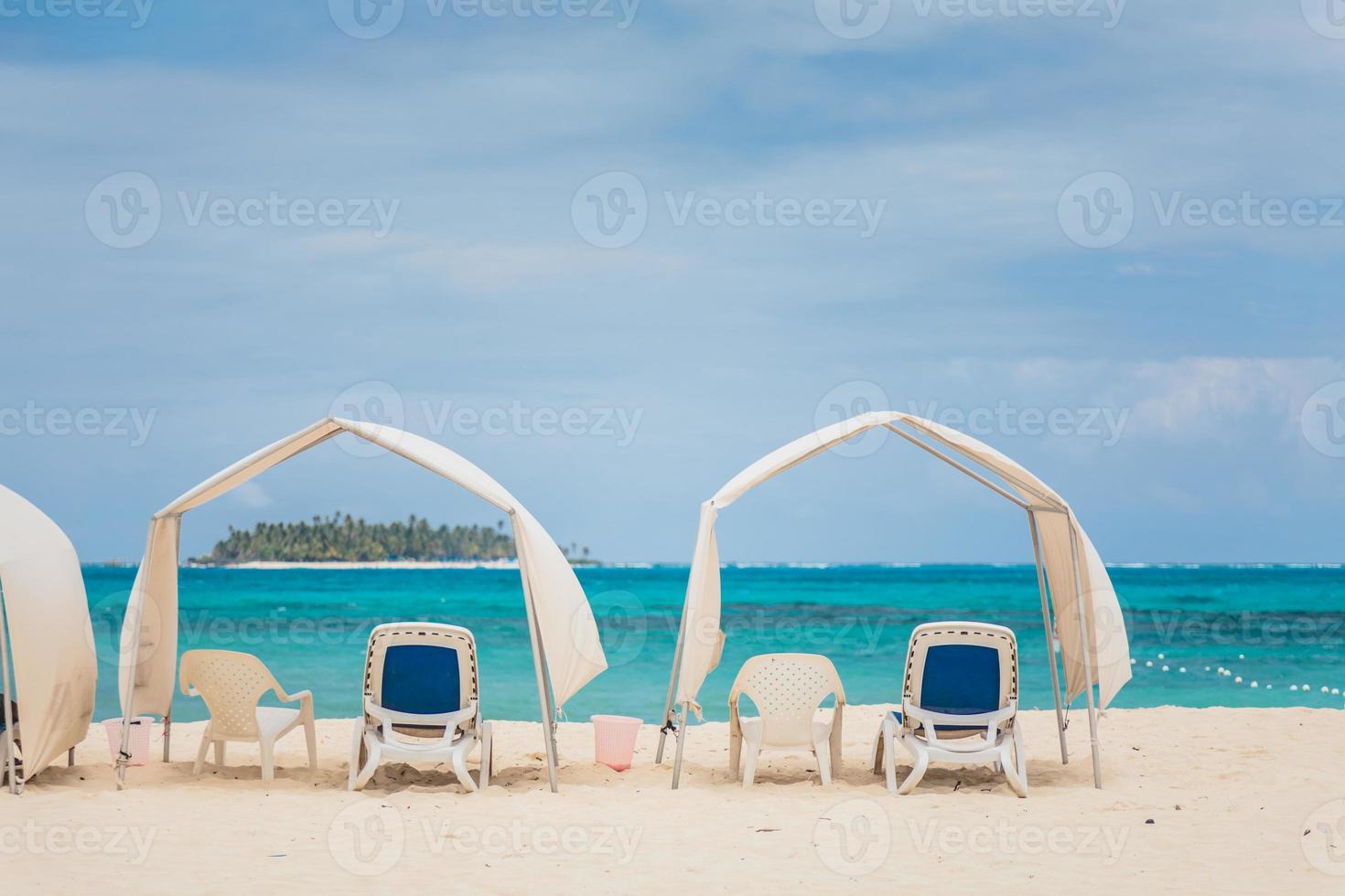 parasols vides sur la plage photo