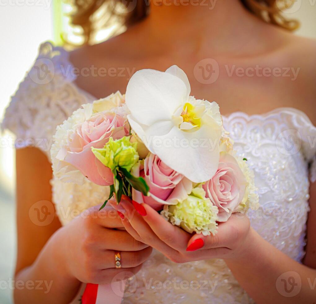 femme dans mariage robe en portant bouquet de fleurs photo