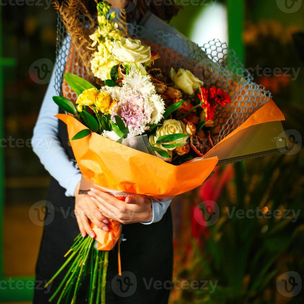 femme tenant un bouquet de fleurs photo