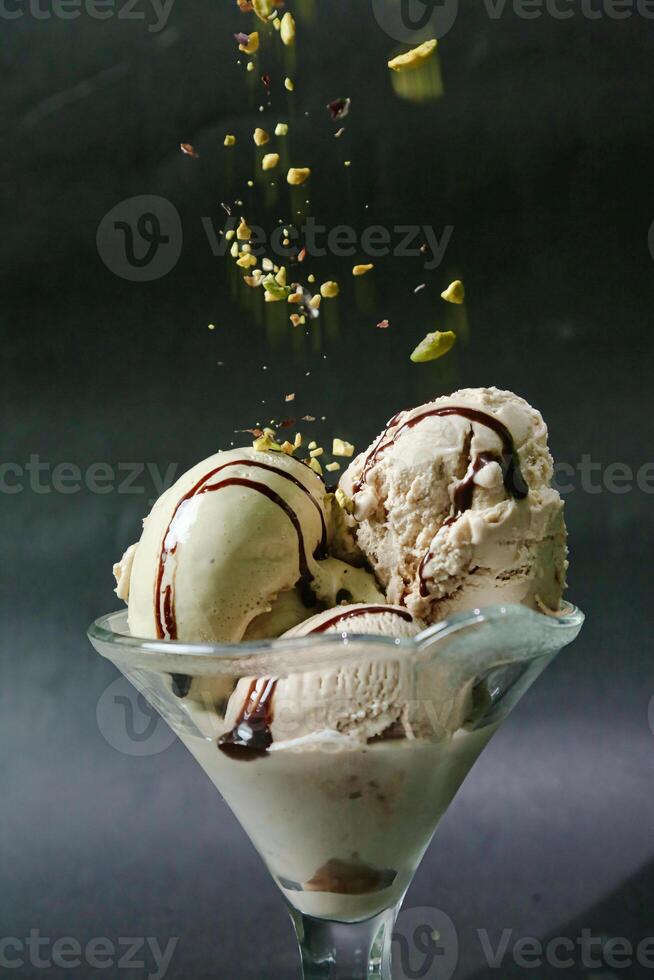 deux boules de la glace crème dans verre bol photo