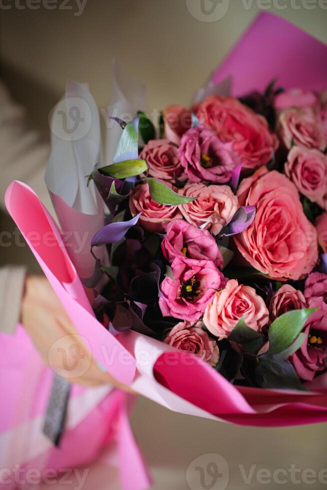 rose des roses bouquet dans papier emballage photo