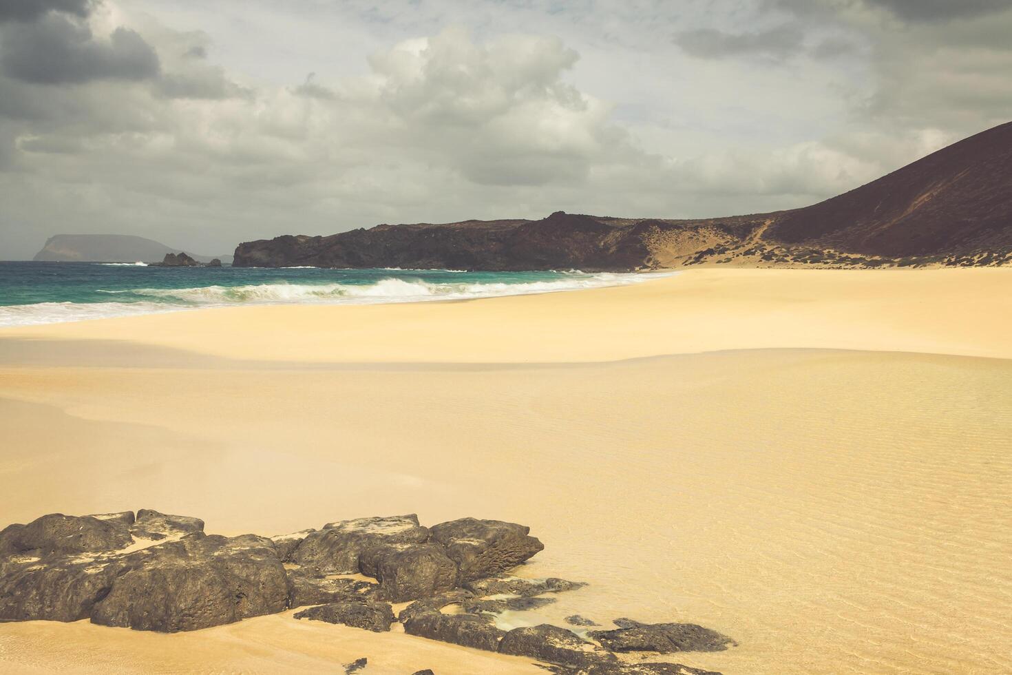 une vue de playa de Las conques, une magnifique plage sur la gracieuse, une petit île près lanzarote, canari îles, dans le milieu de le atlantique océan. photo