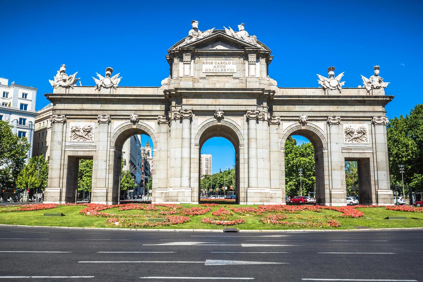 alcala porte puerta de alcala - monument dans le indépendance carré dans Madrid, Espagne photo