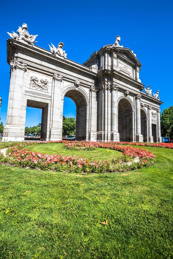 alcala porte puerta de alcala - monument dans le indépendance carré dans Madrid, Espagne photo