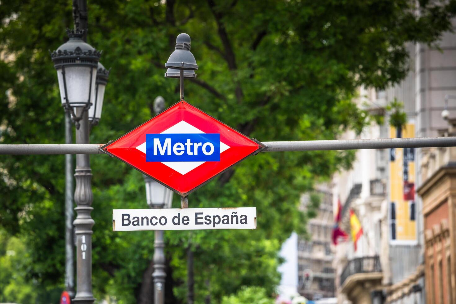 La station de métro Banco de Espana signe à madrid espagne photo
