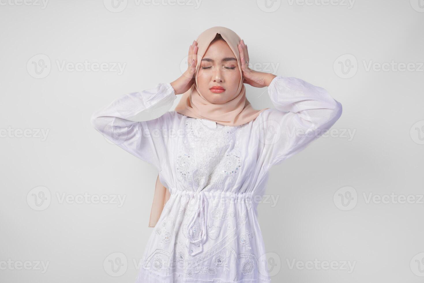 triste asiatique musulman femme dans hijab regards stressé et déprimé ou ayant mal de crâne car chaud temps et jeûne photo